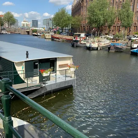 Boat No Breakfast Botel *