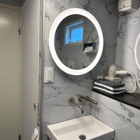 Boat No Breakfast Botel