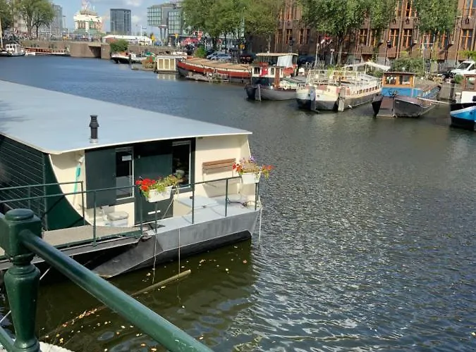 Boat No Breakfast Botel *