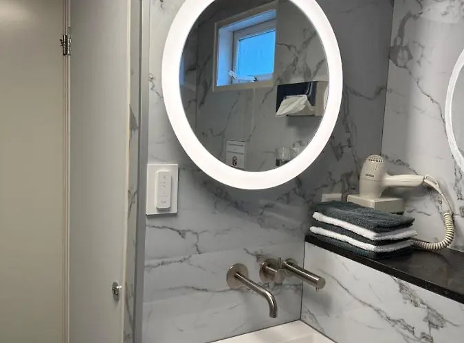 Boat No Breakfast Botel