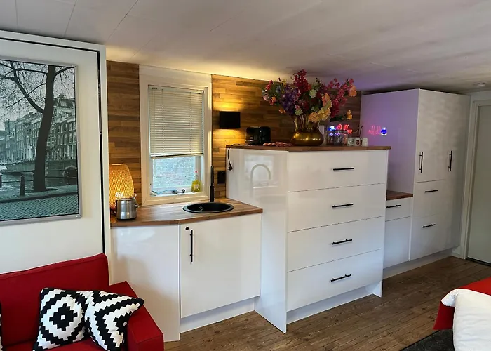 Boat No Breakfast Botel *